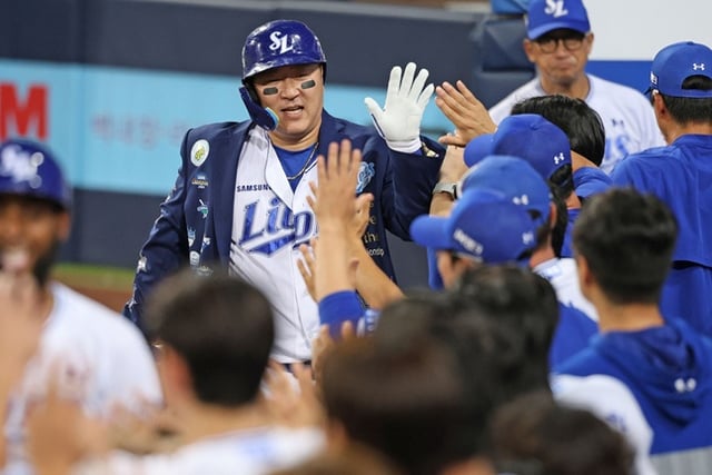 삼성 라이온즈 최형우가 15일 대구 삼성라이온즈파크에서 열린 한화 이글스와 홈경기에서 6회말 스리런 홈런을 날리고 동료들과 하이파이브를 하고 있다. /사진=삼성 라이온즈 제공