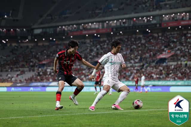 손정범(왼쪽)과 이명재. /사진=한국프로축구연맹 제공