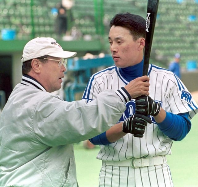 Former coach Baek Incheon (left) and Lee Seung-yeop, who were connected as coach and player during their time with the Samsung Lions. /Photo=Lee Seung-yeop SNS screenshot