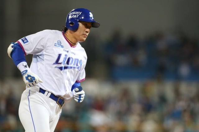 Lee Seung-yeop hitting a home run while wearing a Samsung Lions uniform during his playing days. /Photo=Samsung Lions
