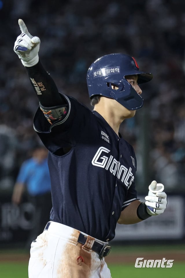 ロッテのコ·スンミンが15日、釜山NC戦でシーズン10号砲を放った。 /写真=ロッテジャイアンツ提供
