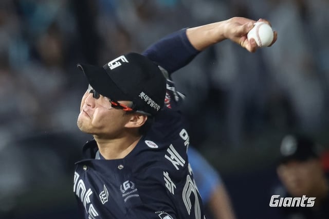 ロッテのコ·スンミンが15日、釜山NC戦で力投している。 /写真=ロッテジャイアンツ提供