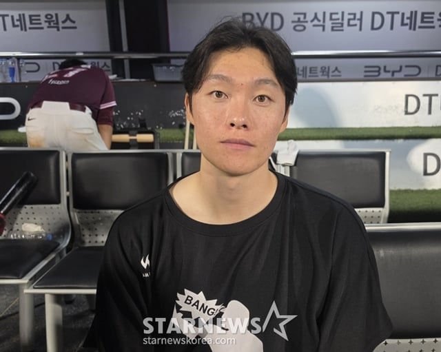 Im Byung-wook was met shortly after hitting his 10th home run of the season. /Photo=Reporter Park Soo-jin