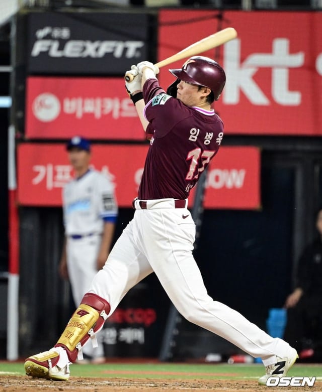 Im Byung-wook launches his 10th home run of the season.