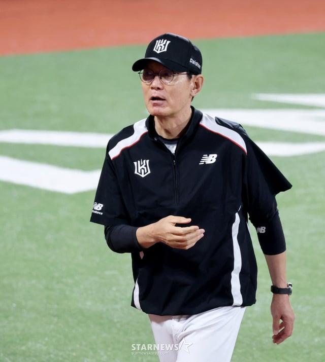 KT 队主教练李康哲在 5月22日于水原 KT 巫师公园举行的 2026KBO 联赛 KT 巫师对阵 NC 恐龙的比赛中获胜后离开球场。 /照片=姜英祚 (Kang Young-jo) cameratalks@