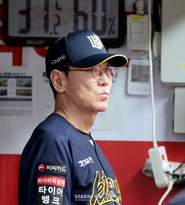 KT 队主教练李康哲在 5月2日于水原 KT 巫师公园举行的 2026KBO 联赛 KT 巫师对阵韩华鹰队的比赛中凝视球场。 /图片=姜英祚 (Kang Young-jo) cameratalks@