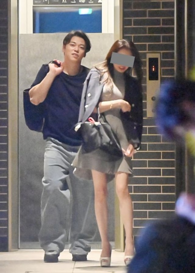 프라이데이 디지털이 15일 추가로 공개한 사진. 지난 6월 다카나시(왼쪽)의 모습. 해당 여성과는 친구라고 항변했다고 한다. /사진=프라이데이 디지털