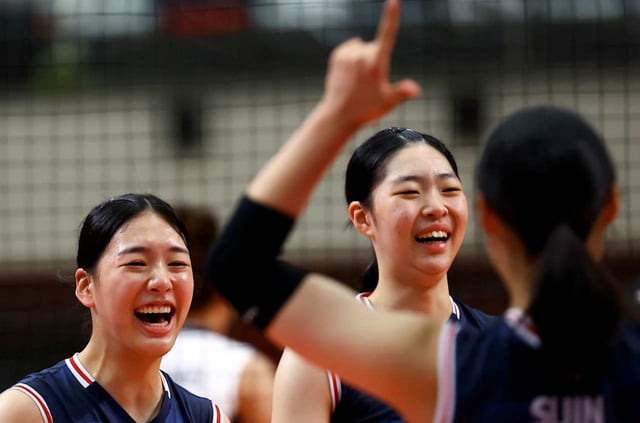Hình ảnh đội bóng chuyền nữ U-17 Hàn Quốc vui mừng sau khi ghi điểm. /Ảnh=Chụp từ trang chủ chính thức FIVB