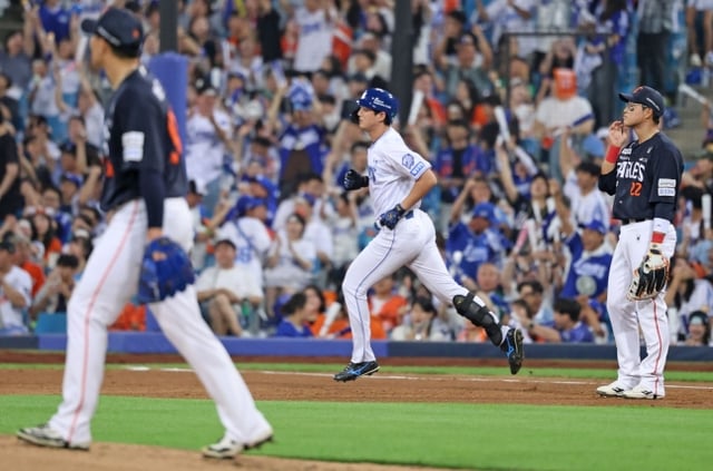 Samsung Lions' Koo Ja-wook (center) rounds the bases after hitting a two-run home run in the bottom of the first inning during the game against Hanwha Eagles at Daegu Samsung Lions Park on the 15th. /Photo=Samsung Lions provided