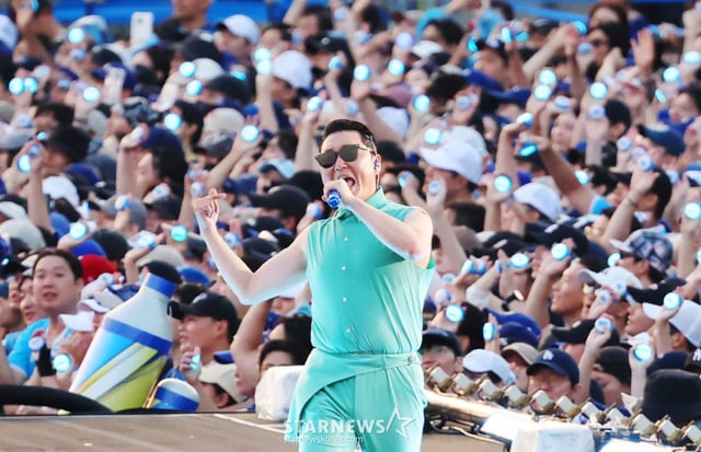 가수 싸이가 27일 오후 경기도 의정부종합운동장에서 진행된 싸이흠뻑쇼 SUMMERSWAG2026 공연에서 멋진 무대를 펼치고 있다. /2026.06.27 /사진=이동훈 photoguy@