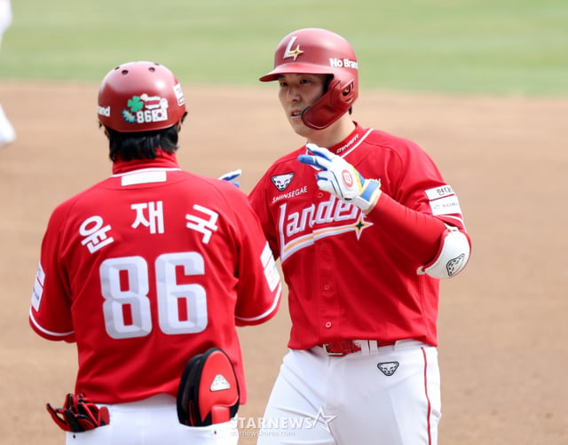 Landers' seventh hitter Kim Sung-wook is seen celebrating after reaching base with a single in the bottom of the second inning with one out and a runner on first during the 2026 Professional Baseball SSG Landers vs. KIA Tigers game held at Incheon SSG Landers Field on March 29, 2026. 2026.03.29. Landers' seventh hitter Kim Sung-wook is seen celebrating after reaching base with a single in the bottom of the second inning with one out and a runner on first during the 2026 Professional Baseball SSG Landers vs. KIA Tigers game held at Incheon SSG Landers Field on March 29, 2026. 2026.03.29. /Photo=Senior reporter Kang Young-jo cameratalks@