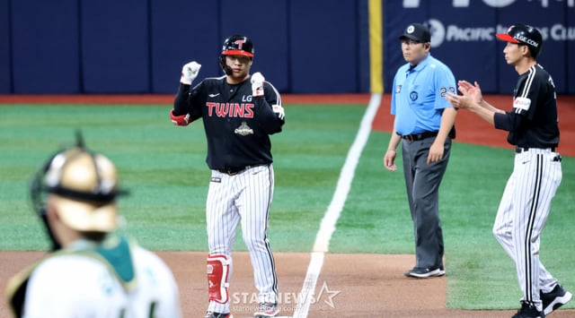 LG's fourth-order batter Moon Bo-kyung reached base with a one-RBI hit in the top of the first inning with one out and runners on first and third during the 2026 KBO League match between Kiwoom Heroes and LG Twins held at Gocheok Sky Dome on July 2, 2026. /Photo=Kang Young-jo cameratalks@