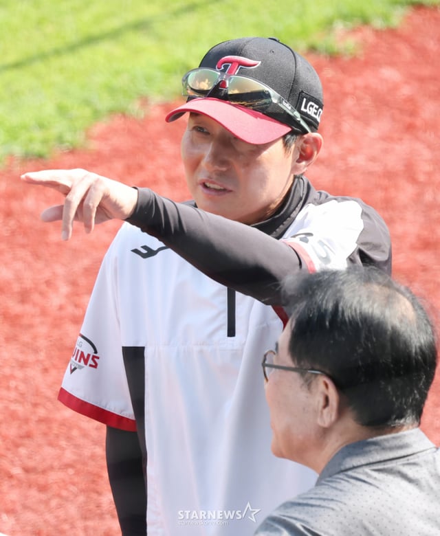 2026 신한 SOL KBO리그 LG 트윈스 대 삼성 라이온즈 경기가 14일 서울 잠실야구장에서 열렸다. LG 염경엽 감독이 김시진 전 삼성 감독과 대화를 나누고 있다. /사진=김진경 kim.jinkyung@