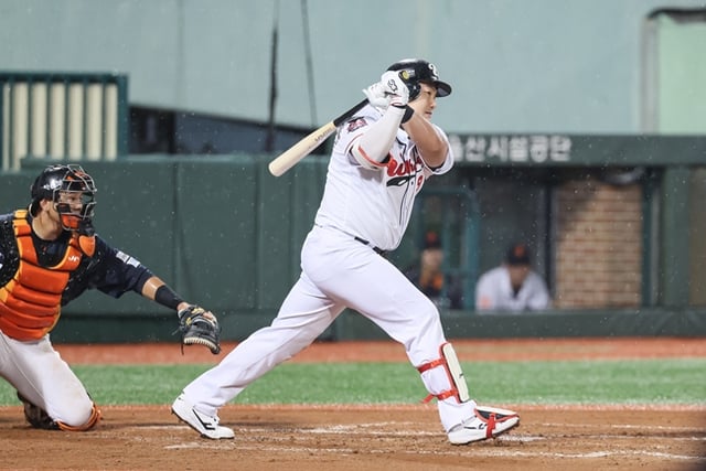 Choi Ji-man batea un jonrón. /Foto=Federación de Béisbol Profesional de Corea (KBO) proporcionado por Ulsan Whales