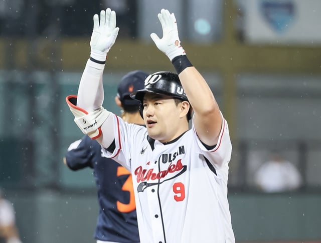 Choi Ji-man realizando una ceremonia. /Foto=Federación de Béisbol Profesional de Ulsan (Ulsan Whales)