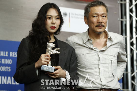 Kim Min-hee y el director Hong Sang-soo en la 67ª edición del Festival Internacional de Cine de Berlín de 2017 /AFPBBNews=NEWS1
