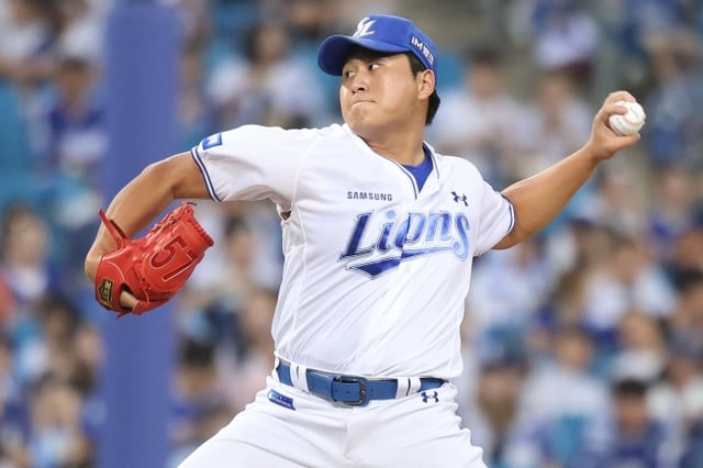 Samsung Lions' Lee Seung-hyun pitches during the top of the first inning with one out and bases loaded against Hanwha Eagles on the 15th. /Photo=Samsung Lions provided
