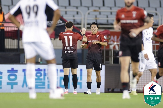 선제골의 주인공 성예건(가운데). /사진=한국프로축구연맹 제공
