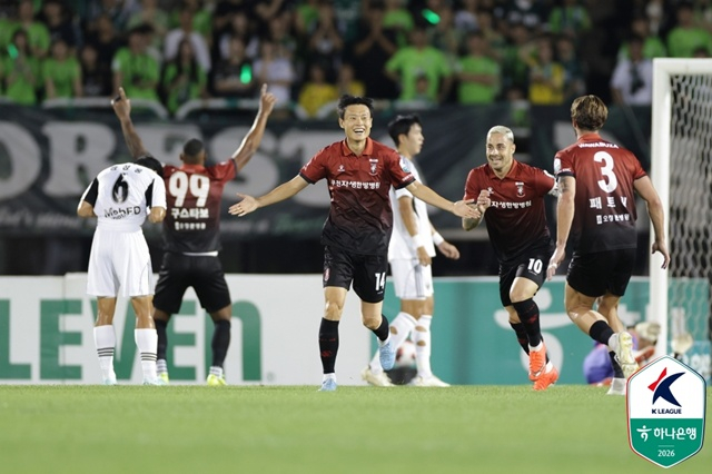 부천FC 미드필더 김종우(가운데)가 골을 넣고 기뻐하고 있다. /사진=한국프로축구연맹 제공