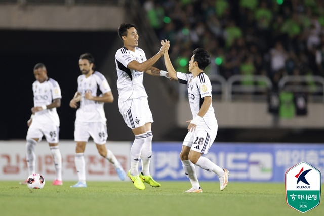 박지수(가운데)의 추격골을 축하는 전북현대 동료들. /사진=한국프로축구연맹 제공