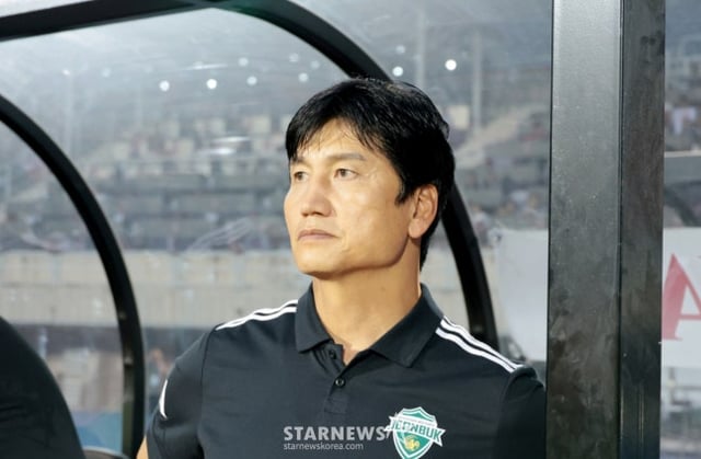 부천FC전에서 경기를 지켜보는 정정용 전북현대 감독. /사진=강영조 선임 기자.