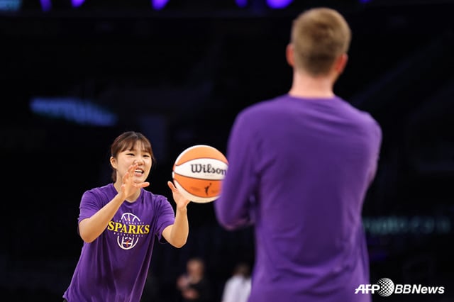 試合前、ウォーミングアップをする朴ジヒョン(左)。 /AFPBBNews=ニュース1