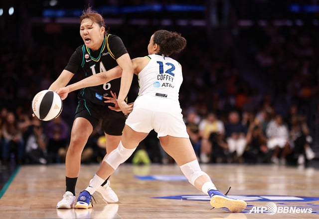 試合に集中する朴ジヒョン(左)。 /AFPBBNews=ニュース1