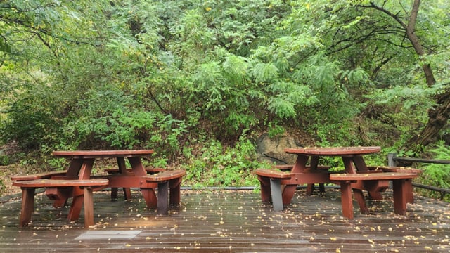 A rest area located on the section between Neung-anjeong and Independence Gate Station. The atmosphere is clean and comfortable.