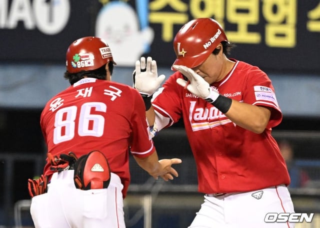 Han Yu-seom (right) hit his first home run on the 15th.