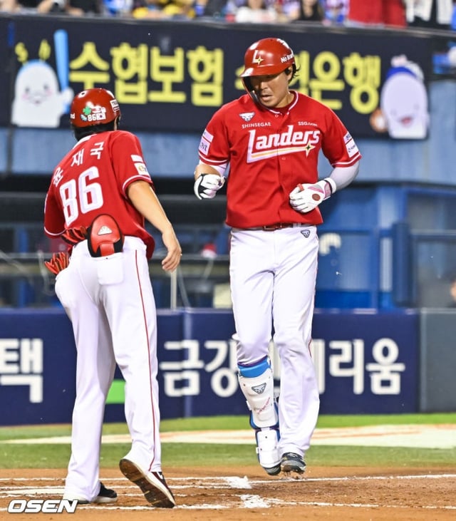 Han Yu-seom, who hit two consecutive home runs on the 16th, is seen touching home plate.