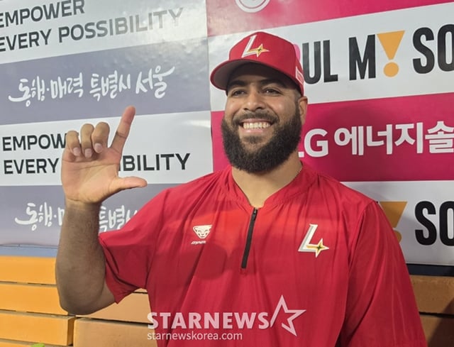 16일 승리 투수가 된 아빌라가 인터뷰에 임하고 있다. /사진=박수진 기자