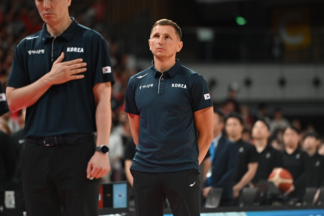Nicholas Mazur (derecha), entrenador del equipo coreano Nam Ja-nong-gu (CEO). /Foto=Federación Japonesa de Baloncesto proporcionado