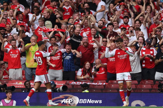 El delantero del Arsenal, Riccardo Calafiori (derecha), celebra tras marcar el gol de apertura a los 23 segundos en la Community Shield de la Asociación Inglesa de Fútbol (FA) 2026, disputada el día 16 (hora coreana) en el Millennium Stadium de Cardiff, Gales. /Foto=AFPBBNews=NEWS1