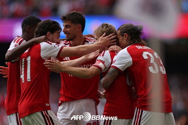 Los jugadores del Arsenal celebran tras marcar un gol en el partido disputado el día 16 (hora de Corea) en el Millennium Stadium de Cardiff, Gales, por la Community Shield de la Asociación de Fútbol de Inglaterra (FA) 2026. /AFPBBNews=NEWS1
