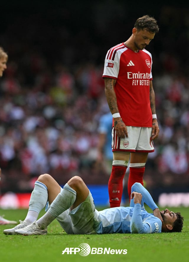 Ben White de Arsenal (arriba) observa a Josko Gvardiol de Manchester City, quien se ha desplomado, durante el Community Shield 2026 de la Asociación Inglesa de Fútbol (FA), celebrado el día 16 (hora coreana) en el Millennium Stadium de Cardiff, Gales. /Foto=AFPBBNews=NEWS1