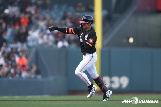 San Francisco Giants outfielder Lee Jung-hoo (right) roared after hitting a solo home run to lead off the second inning during a 2026 Major League Baseball (MLB) regular-season home game against the Oakland Athletics at Oracle Park in San Francisco, California, USA, on June 24 (Korean time), starting as the number five batter and right fielder. /AFPBBNews=NEWS1