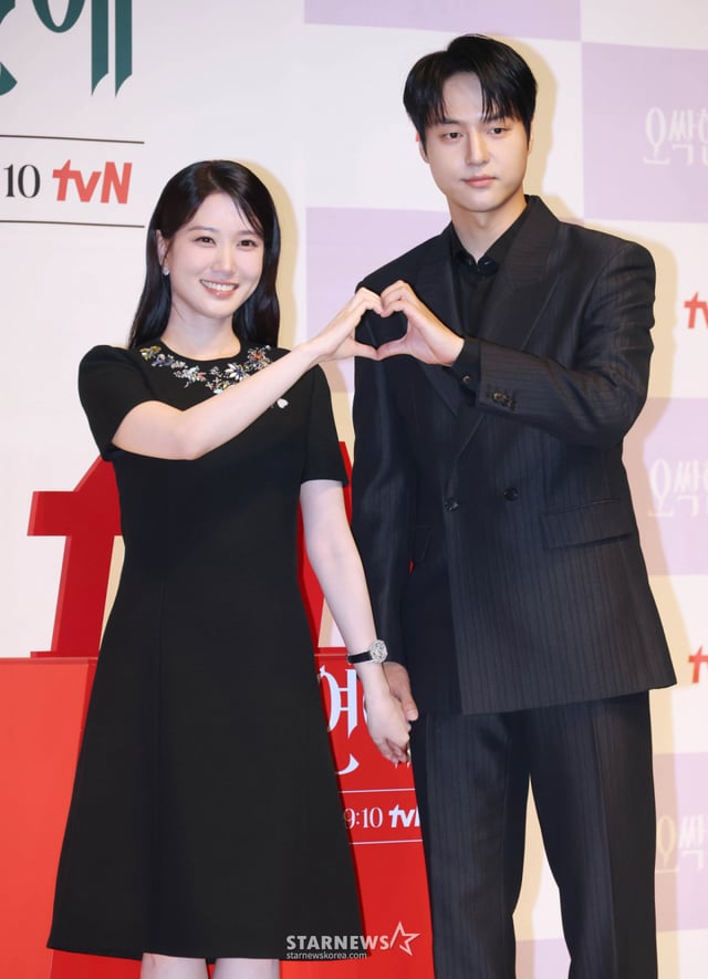 배우 박은빈, 양세종이 14일 오후 서울 강남구 엘리에나 호텔에서 진행된 tvN 토일드라마 오싹한연애 제작발표회에 참석해 포즈를 취하고 있다. 귀신을 보는 재벌 상속녀와 귀신을 가장 무서워하는 열혈 검사의 좌충우돌 오컬트 로맨스 '오싹한 연애'는 오는 18일 첫 방송된다. /2026.07.14 /사진=이동훈 photoguy@