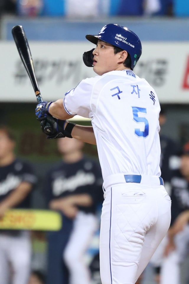 Samsung Lions' Koo Ja-wook hits a go-ahead two-run home run to left field in the bottom of the first inning against the Hanwha Eagles on the 15th and watches the ball. /Photo=Samsung Lions provided