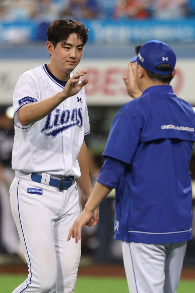 Samsung Lions' Koo Ja-wook (left) celebrates a victory with Manager Park Jin-man after his five-RBI performance against the Hanwha Eagles on the 15th. /Photo=Samsung Lions provided
