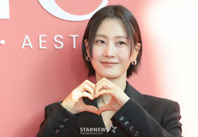 (서울=뉴스1) 권현진 기자 = 모델 이현이가 8일 서울 영등포구 FKI 타워 컨퍼런스센터에서 열린 코스메틱 브랜드 AHC 신제품 ‘풀 리프트 아이크림 포 페이스 론칭 행사에서 포즈를 취하고 있다. 2025.12.8/뉴스1 Copyright © 뉴스1. All rights reserved. 무단 전재 및 재배포, AI학습 이용 금지. /사진=(서울=뉴스1) 권현진 기자