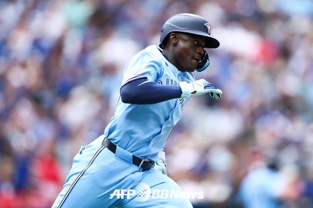 다즈 카메론이 17일(한국 시간) 캐나다 온타리오주 토론토의 로저스 센터에서 펼쳐진 2026 MLB 정규시즌 뉴욕 양키스와 홈 경기에 7번 타자 겸 좌익수로 선발 출장, 5회 적시 2루타를 터트린 뒤 전력 질주를 펼치고 있다. /AFPBBNews=뉴스1