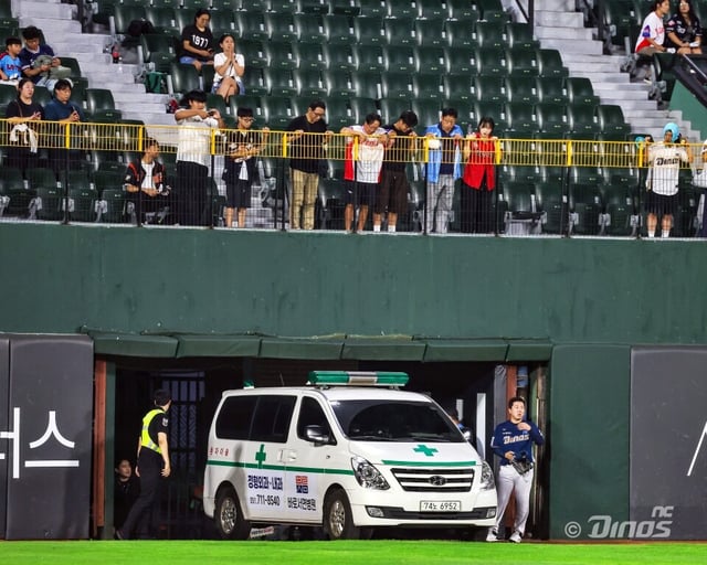 On the 14th, during the NC vs. Lotte game, an ambulance went onto the field after NC pitcher Lim Ji-min was injured. /Photo=NC Dinos provided