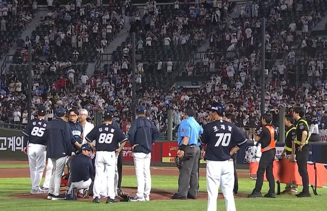 On the 14th, during the NC vs. Lotte game, NC pitcher Lim Ji-min suffered an injury as coaching staff and players from both teams, along with medical personnel, gathered to check his condition. /Photo=Screen capture from TVING broadcast footage
