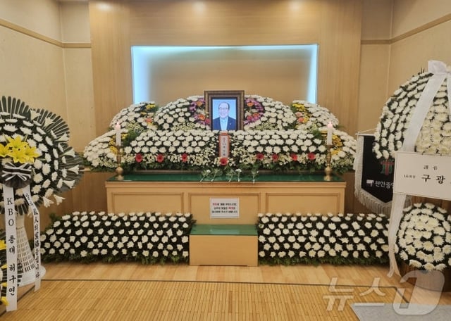 15일 충남 천안 단국대병원 장례식장에 마련된 백인천 전 감독의 빈소에 고인의 영정사진이 놓여있다. 고(故) 백 전 감독은 이날 오전 6시 41분 충남 천안 단국대학교 병원에서 뇌출혈로 치료받던 중 별세했다. /사진=뉴스1