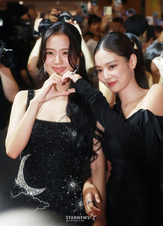 女子组合 BLACKPINK(BLACK PINK)智秀、Jennie 于 9日下午在首尔永登浦区时代广场永登浦店举行的“本粉映影院”(BORN PINK IN CINEMAS)粉红地毯活动中摆出姿势。/2024.08.09 /图片=李东勋
