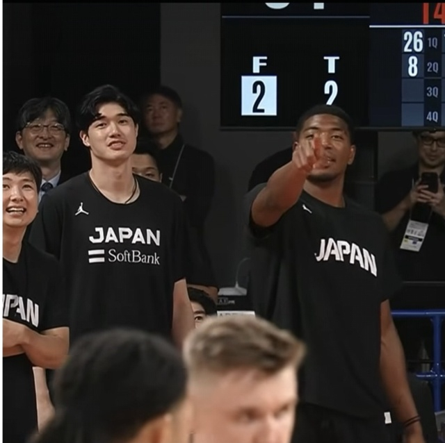 Hachimura Rui (right) making a playful ejection gesture. /Photo=Social media screenshot