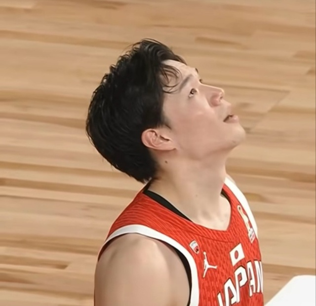 Bava Yudai maintaining a stern expression without smiling despite Hachimura Rui's prank. /Photo=Social media screenshot