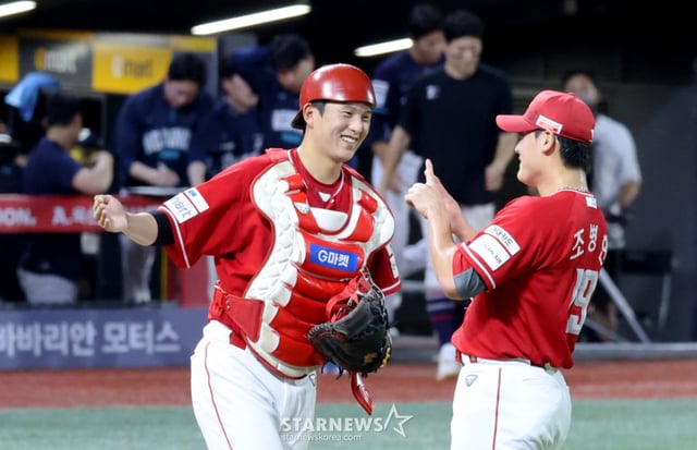 SSG 랜더스 조형우(왼쪽)가 7월 24일 NC 다이노스전에서 조병현과 승리를 합작한 뒤 미소를 짓고 있다. /사진=강영조 선임기자