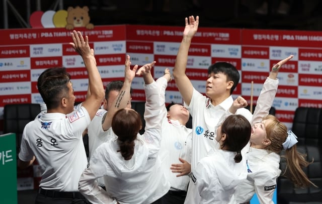 休恩斯队员们在获胜后进行庆祝仪式。/照片=PBA 巡回赛提供