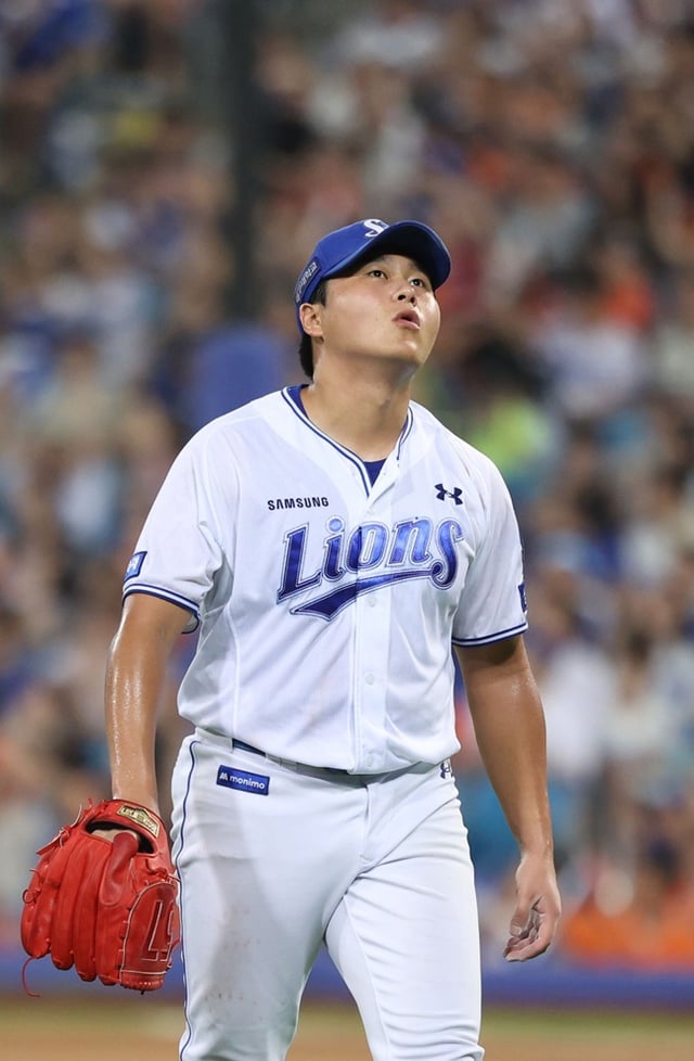 三星(サムスン)ライオンズの左腕、李スンヒョンが15日、ハンファ·イーグルス戦で2番目の投手として登板し、イニングを抑えてダッグアウトに向かっている。 /写真=三星ライオンズ提供